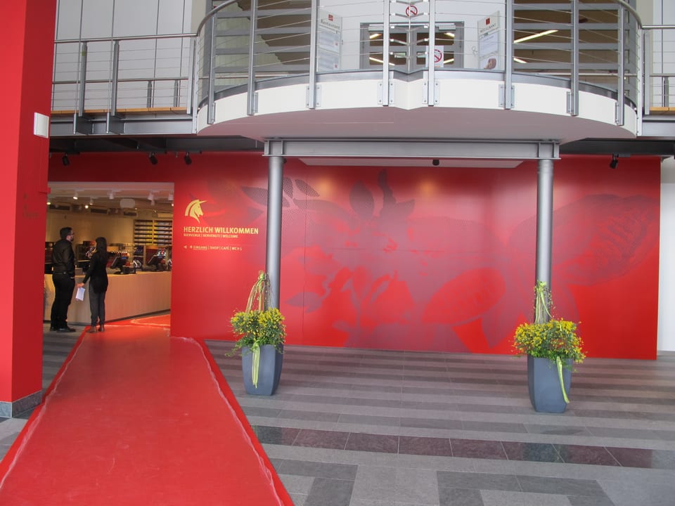 Eingang zum Besucherzentrum, roter Teppich, rote Wand.