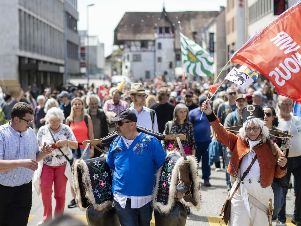 Demonstrierende mit Kuhglocken