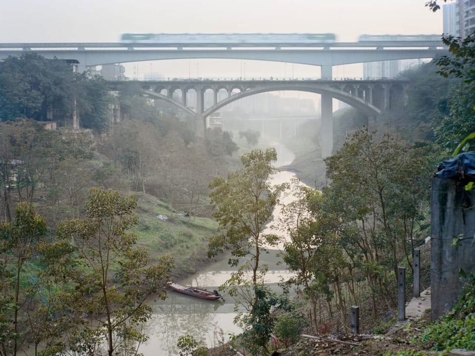 Ein Zug in China, der über eine Brücke fährt.