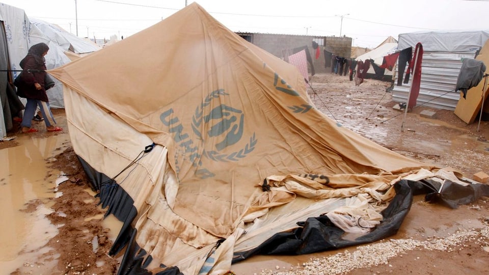 Ein Zelt des UNHCR liegt in einem jordanischen Lager für syrische Flüchtlinge im Dreck.