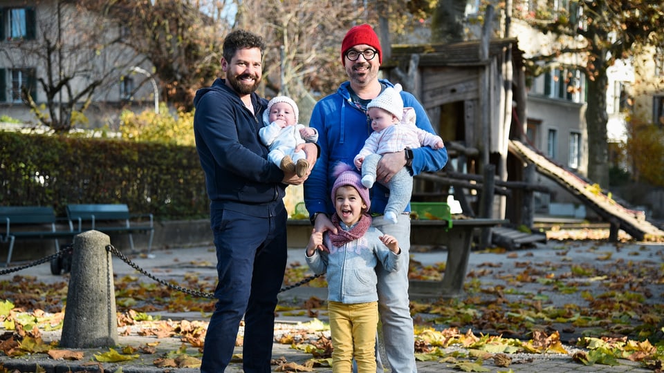 Familie Ravi-Pinto in einem Park.