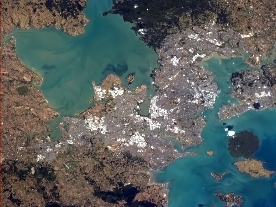 Blick aus dem Orbit auf Neuseelands Küstenstadt Auckland.