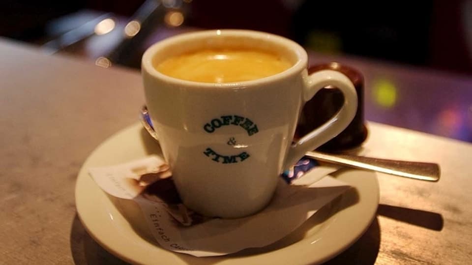 Eine Kaffeetasse in einem Kaffeehaus.