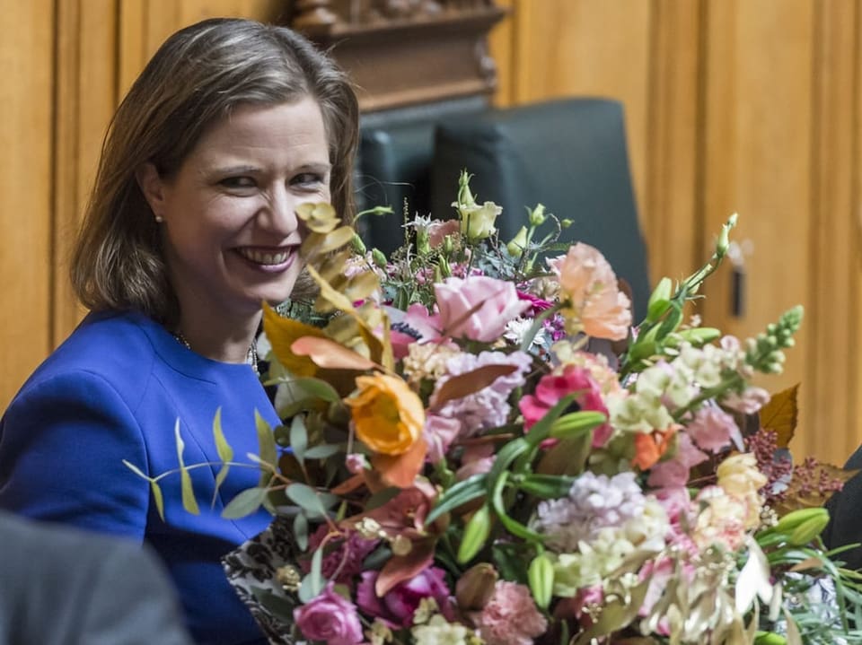 Christa Markwalder im Parlamentssaal mit einem grossen Blumestraus.