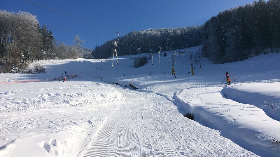 Schnee hats in Bäretswil genug, dass man Skifahren kann. Ob der Himmel am Wochenende auch so strahlend blau ist wie auf diesem Bild? Das Wetter sei den meisten sowieso egal, sagt Betriebsleiter Patrick Fey.