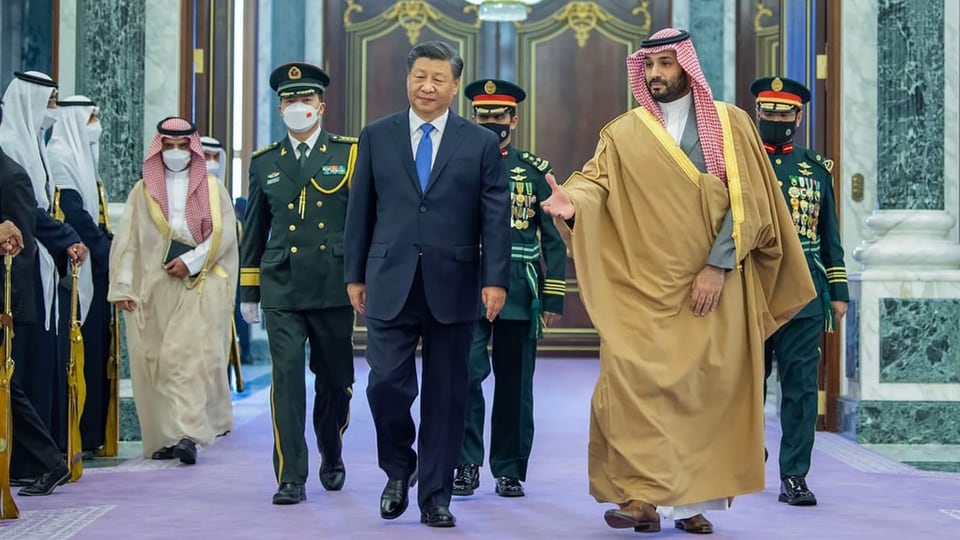 Der chinesische Präsident Xi Jinping geht neben dem saudischen Kronprinzen Mohammed bin Salman her.