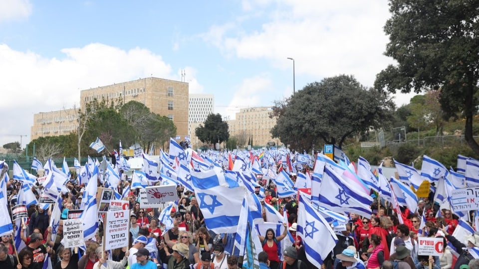 Demonstrierende vor dem israelischen Knesset (27.03.23)