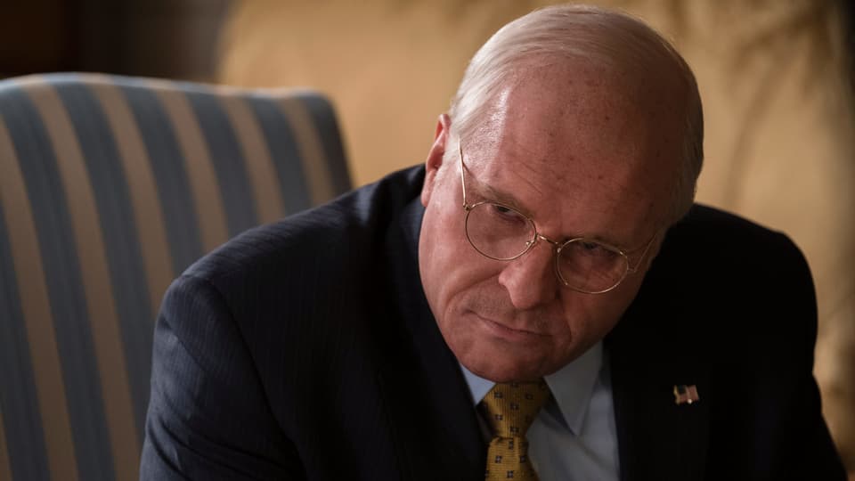 Christian Bale als nachdenklicher Dick Cheney in einer Nahaufnahme.