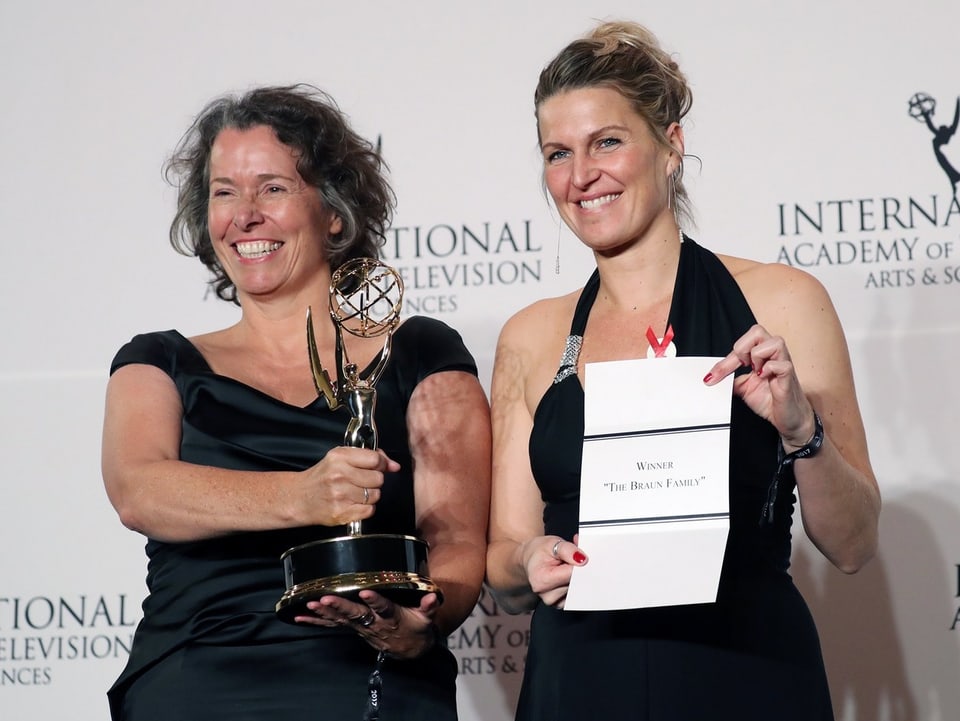 Beatrice Kramm (L) und Lucia Haslauer werden in New York für die besten Kurz-Serie geehrt. 