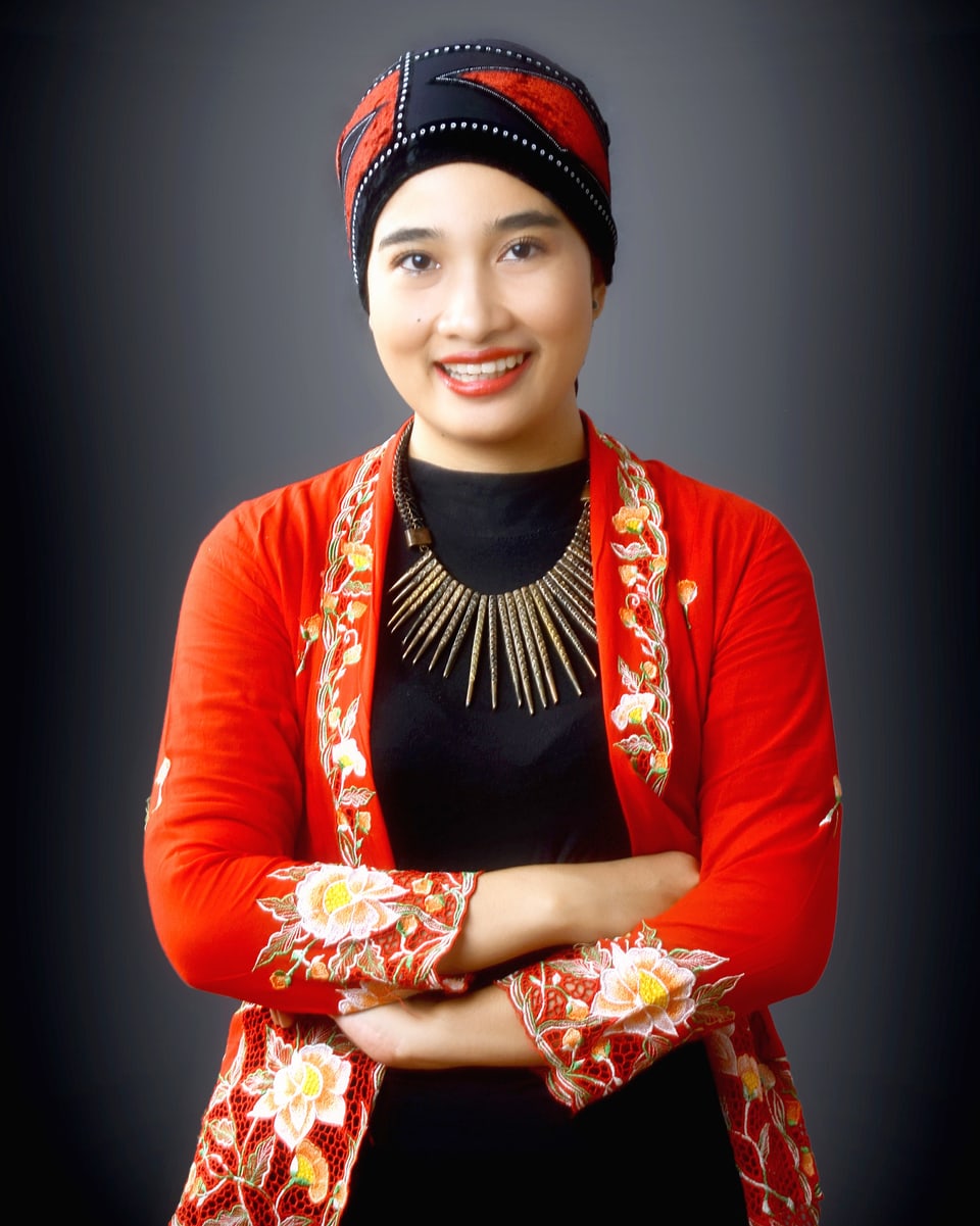 Eine junge Schriftstellerin aus Indonesien mit bestickten Kleidern.