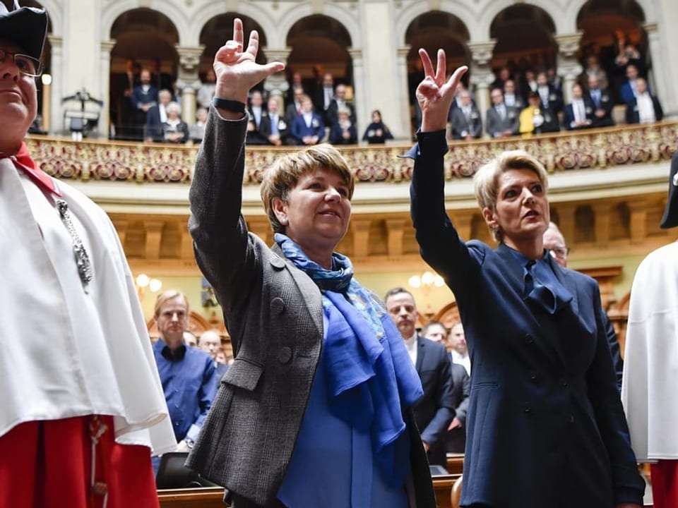 Zwischen den Bundesweibeln werden Viola Amherd und Karin Keller-Sutter in den Bundesrat vereidigt.