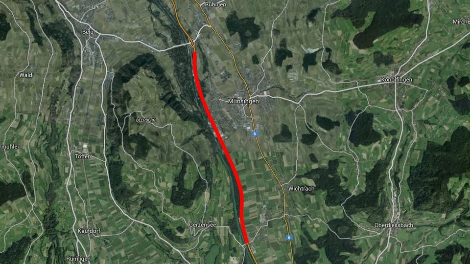 Eine Luftaufnahme, die Autobahn ist rot eingezeichnet.