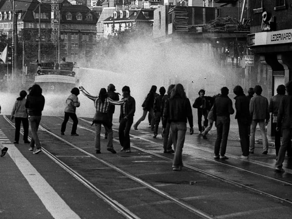Wasserwerfer werden im Juni 1980 gegen Demonstranten der Zürcher Jugendunruhen am Limmatquai eingesetzt.