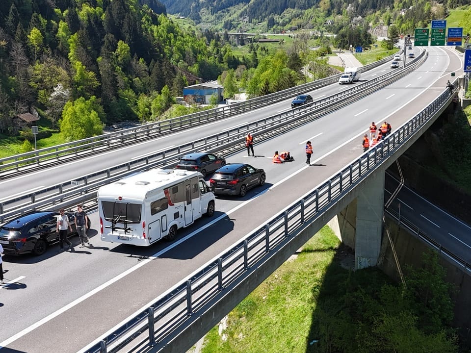 Verkehrsunfall auf Autobahnbrücke mit Einsatzfahrzeugen und Rettungskräften.