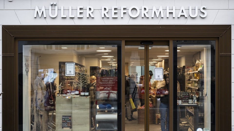 Blick auf die Ladenfassade eines Reformhauses Müller