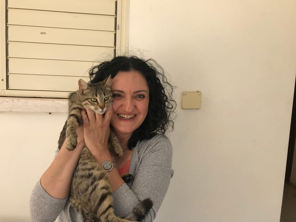 Die Schriftstellerin mit ihrer getiegerten Katze Toshe.