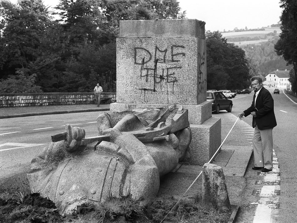 Das beschädigte Denkmal des unbekannten Schweizer Soldaten.