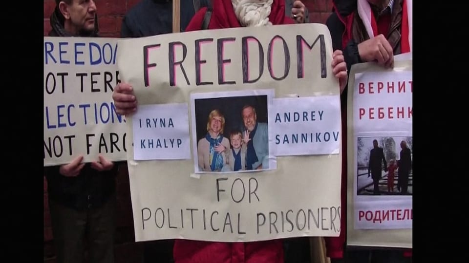Protestierende im Dokfilm velangen Sannikovs Freilassung.