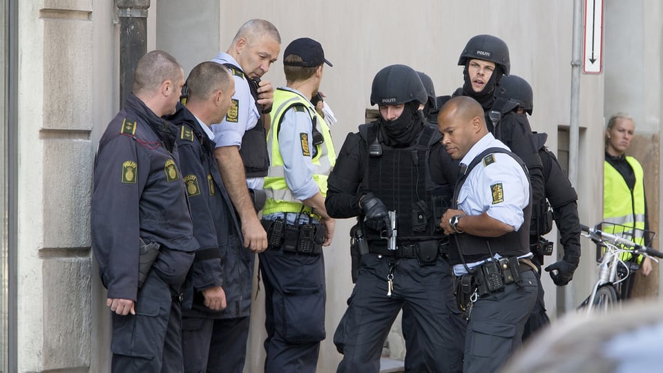 Spezialeinheiten der Polizei haben den Tatort in Kopenhagen grossräumig abgesperrt.