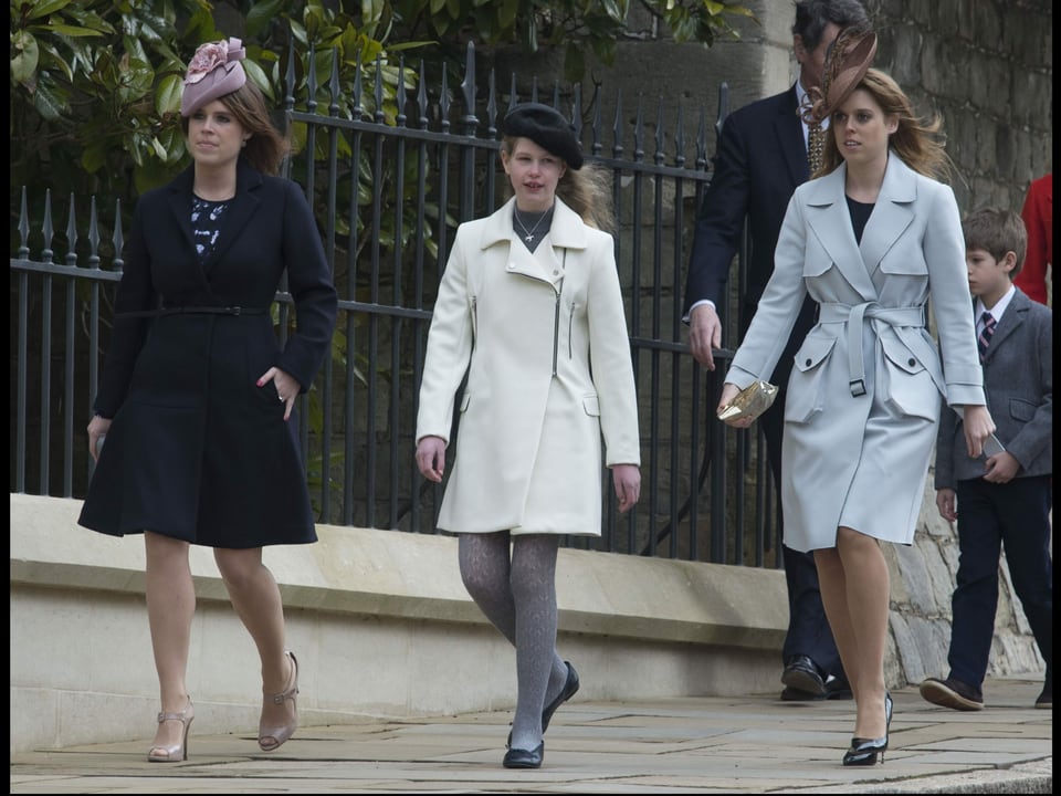Prinzessin Eugenie, Lady Louise und Prinzessin Beatrice laufen auf dem Gehweg.
