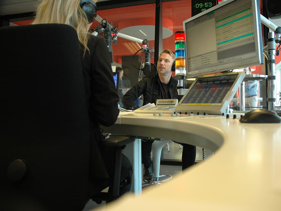 Ronan Keating im Radiostudio.