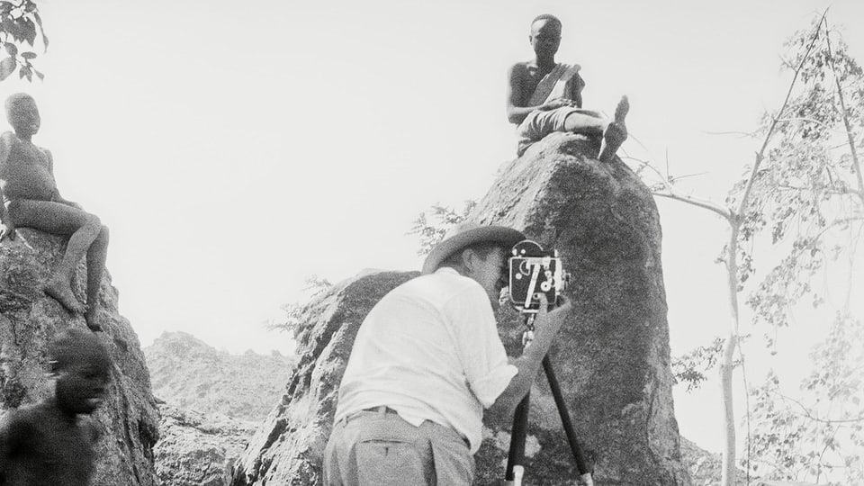 René Gardi filmt in Afrika.