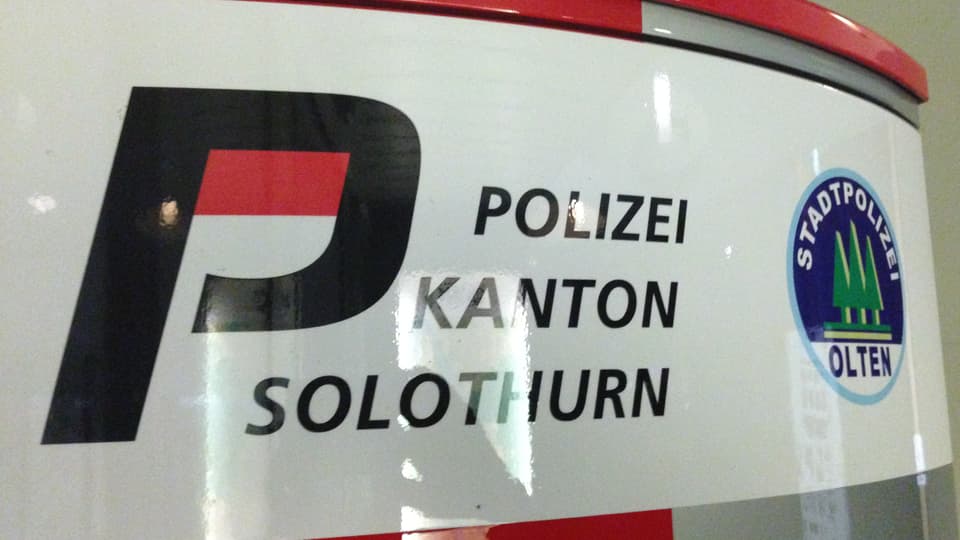 Notrufsäule der Polizei mit den Logos der Solthurner Kantonspolizei und der Stadtpolizei Olten
