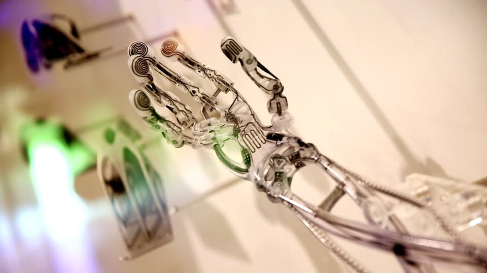 Eine transparente Handprothese aus dem 3D-Drucker.