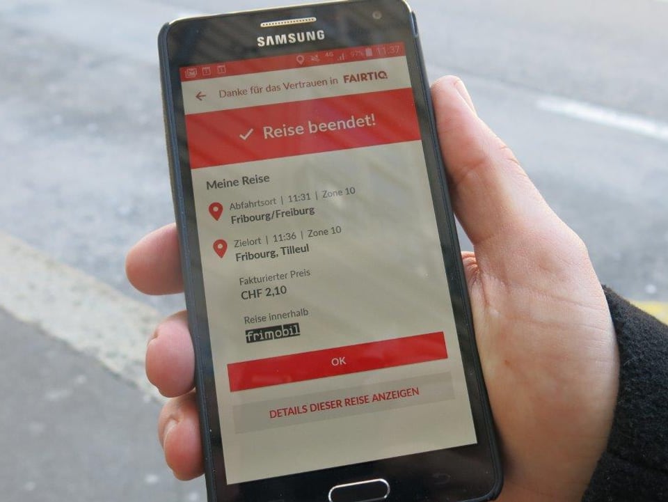 App auf Smartphone zeigt Reisedaten.