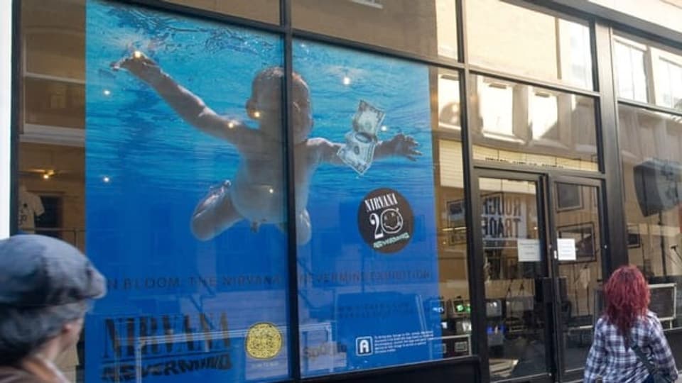 Das «Nevermind»-Cover mit dem nackten Kind im blauen Wasser übergross in einem Schaufenster.