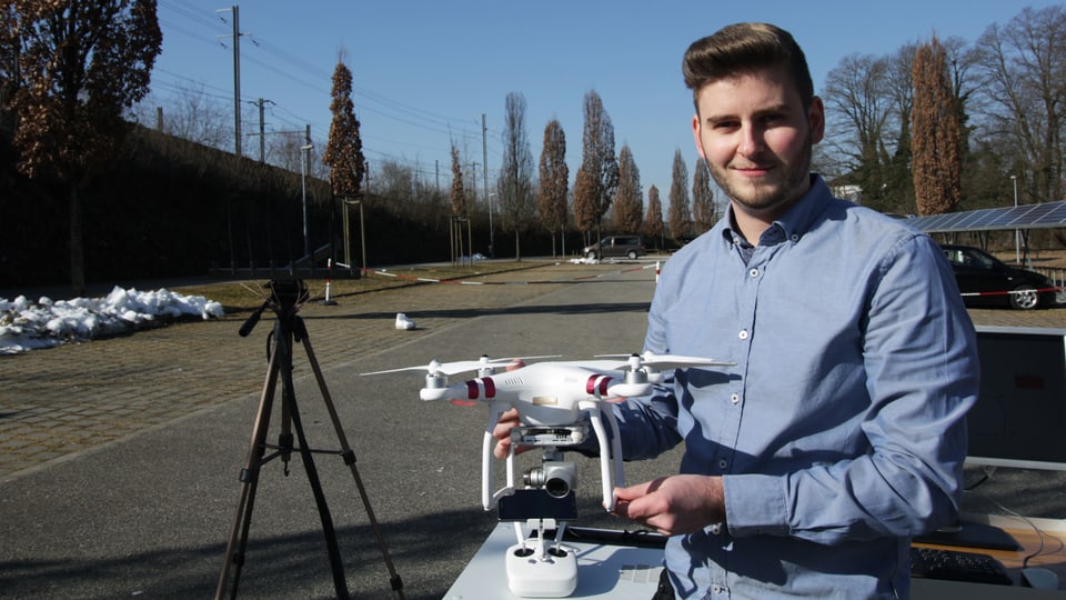 Jonas Schild von der Berner Fachhochschule mit einer Drohne.