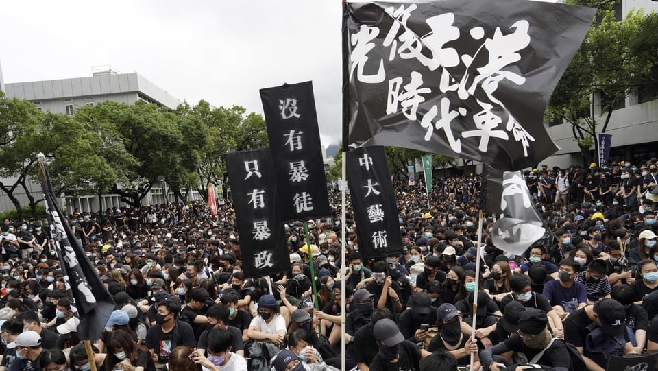 Protestierende mit schwarzen Fahnen.