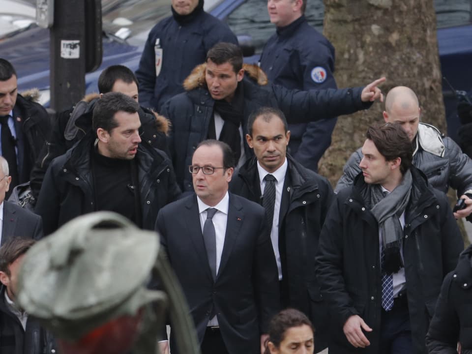 François Hollande und Sicherheitskräfte am Ort des Attentats