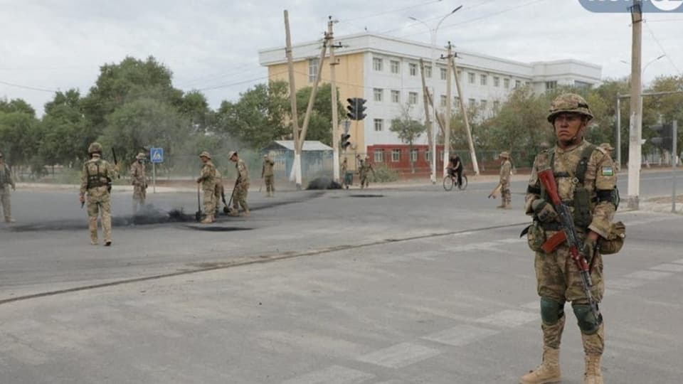 Usbekische Soldaten auf einer Strasse