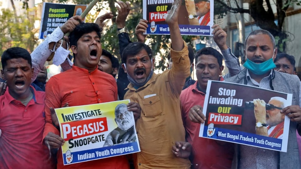 Männer in Indien demonstrieren lauthals gegen die Spionage durch «Pegasus».