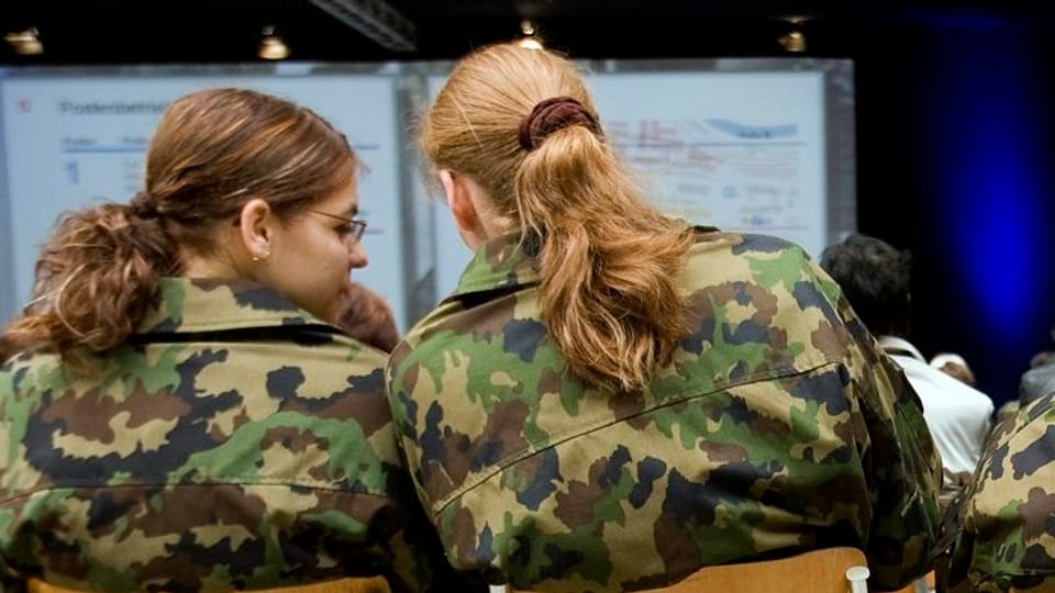 Pro und Contra obligatorischem Armeeinfotag für junge Frauen