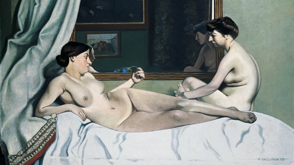 Zwei nackte Frauen sitzen auf einem Bett 