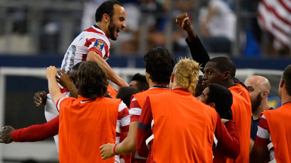Der zweifache Torschütze Landon Donovan wird von den US-Fussballern gefeiert.