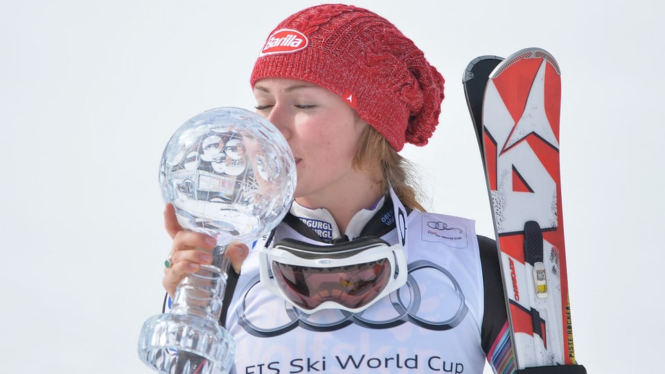 Mikaela Shiffrin mit der kleinen Kristallkugel für den Slalom-Weltcup.