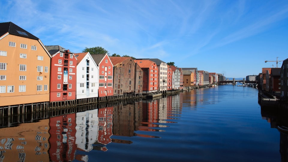 31 Grad in Mittelnorwegen Historische Häuser unter wolkenlosem Himmel in Trondheim.