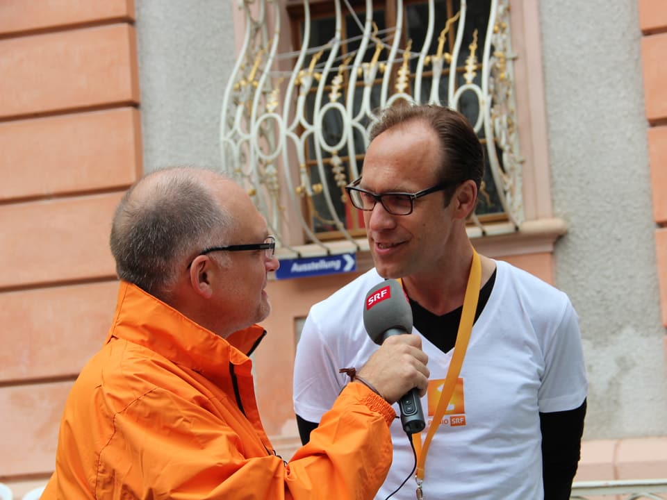 Produzent Marcel Hähni interviewt Christian Zeugin.