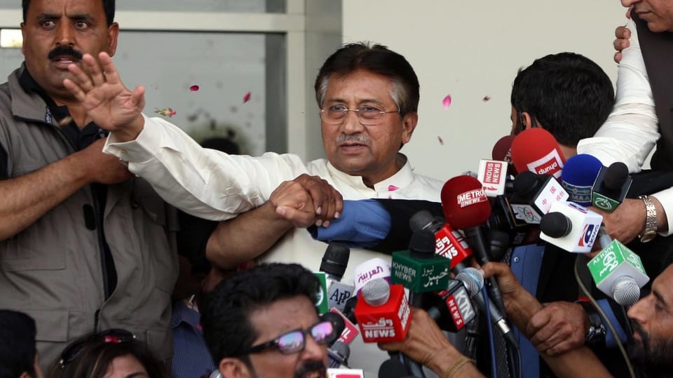 Musharraf umringt von Anhängern und Journalisten.