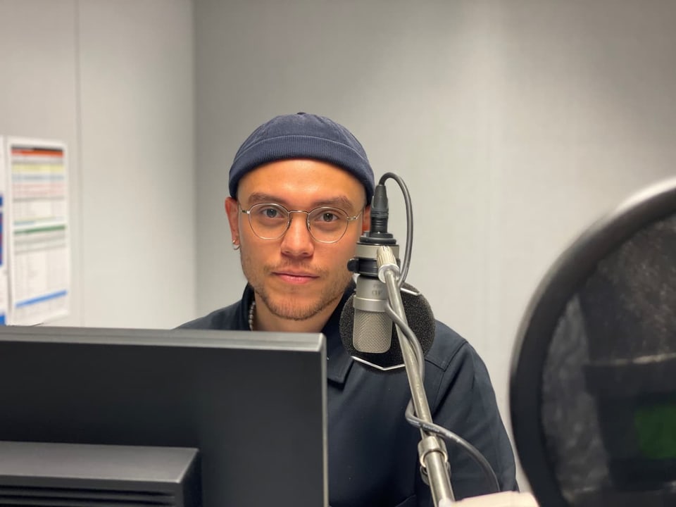 Das Bild zeigt einen Mann im Radiostudio.