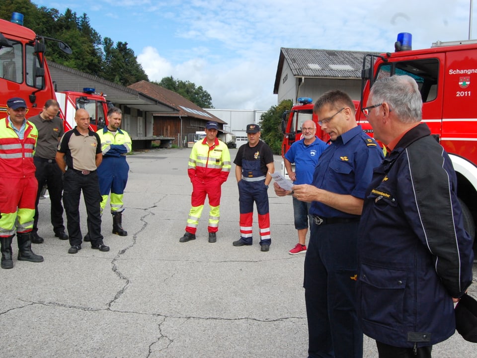 Feuerwehrinspektor Martin Ryser mit dem scheidenden Emmentaler Regierungsstatthalter Markus Grossenbacher.
