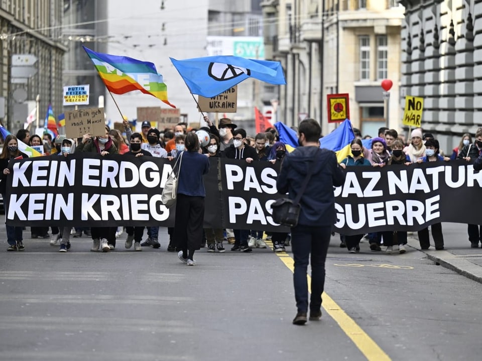 Menschen demonstrieren in Bern für Frieden in der Ukraine.