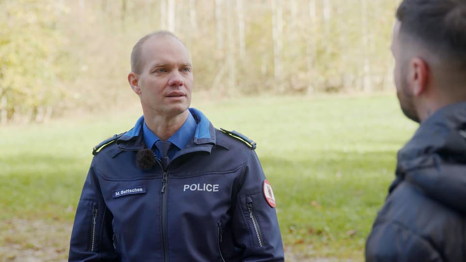 Polizist und Gesamteinsatzleiter Michael Bettschen im Gespräch mit Host Livio
