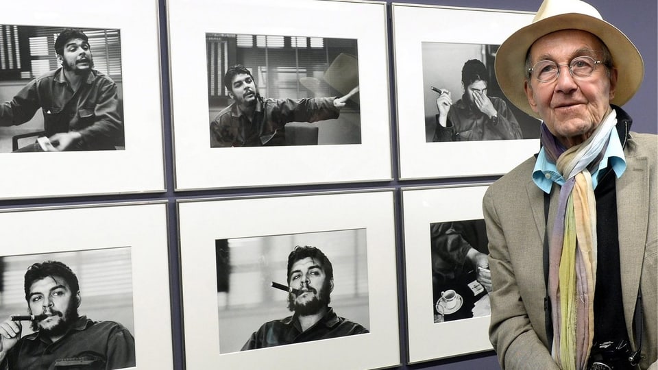 René Burri vor einer seiner Fotoserien, in diesem Fall vor den berühmten Fotos Che Guevaras.