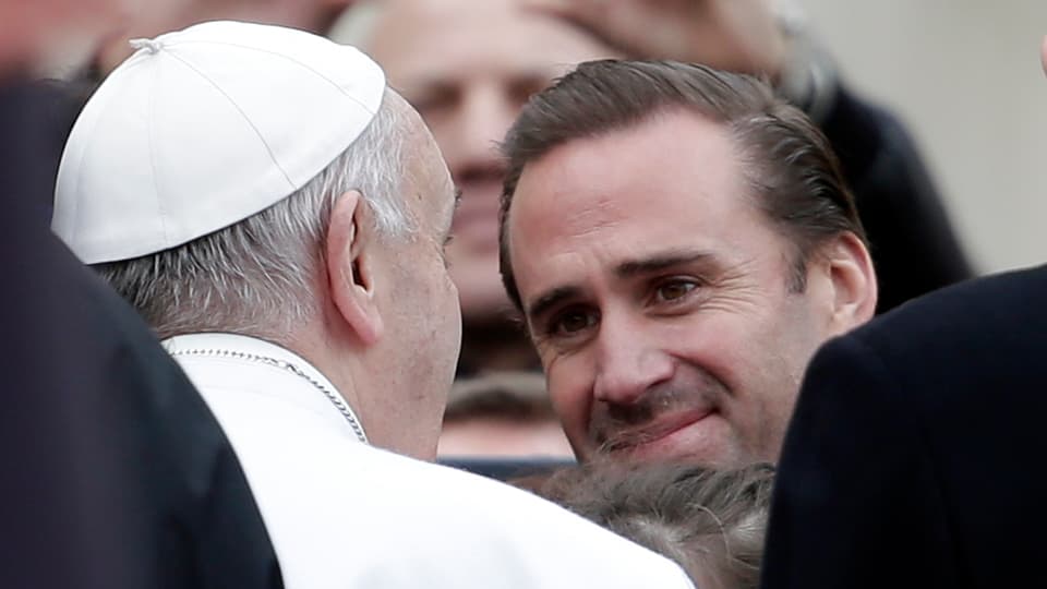 Joseph Fiennes schaut dem Papst in die Augen. 