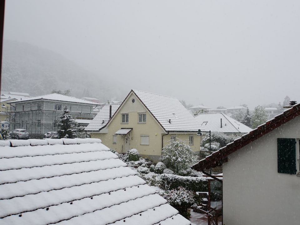 Schneeeinbruch im Flachland, auch in Metzerlen/SO. Schneebedeckte Dächer.