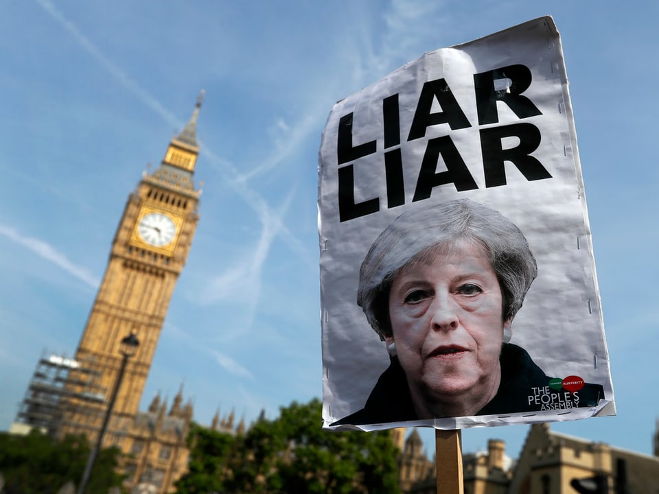 Plakat Theresa May als Lügnerin beschimpft.